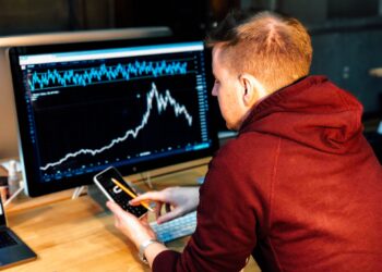 Crypto trader on Desktop computer and mobile