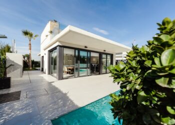 House with pool view