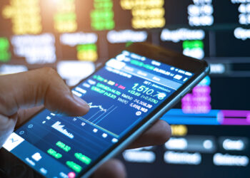 Person usiing mobile to check stock market.