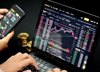Two investors are trading cryptocurrency on Binance