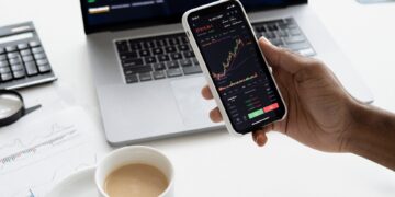 Trading on mobile and laptop