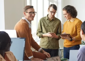 People in office | FintechZoom