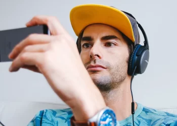 Watch TV on Phone - FintechZoom