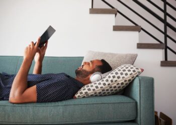 person see tablet to watch movies - FintechZoom