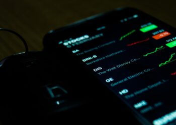 Mobile app with stocks list to invest - FintechZoom