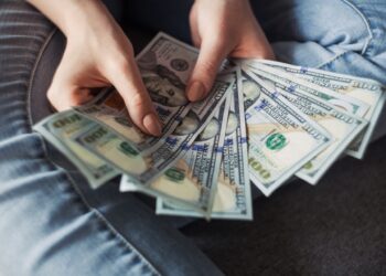 Dollars in hand | FintechZoom