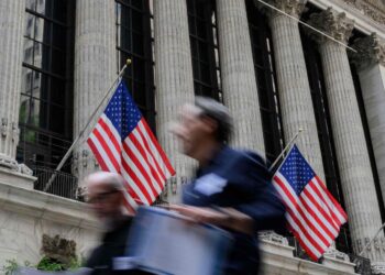 US Flags on New York Exchange Facade | FintechZoom