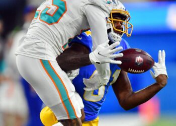 Los Angeles Chargers wide receiver Mike Williams catches a pass against Miami Dolphins cornerback Xavien Howard | FintechZoom