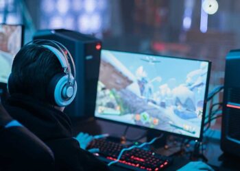 Gamer on computer | FintechZoom