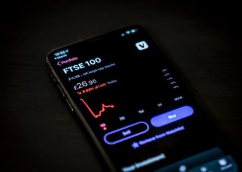Black phone with FTSE100 Chart on APP | FintechZoom