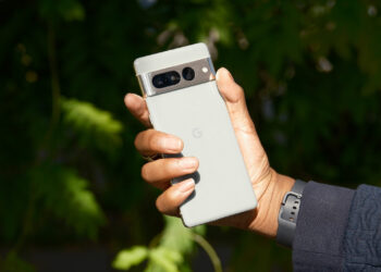 Person holding Pixel 7 Pro | FintechZoom