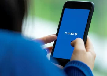 Person using Chase App | FintechZoom