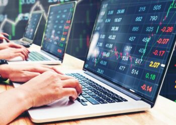 Persons using their laptops for trading | FintechZoom