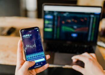 Person using a Stock Market app | FintechZoom