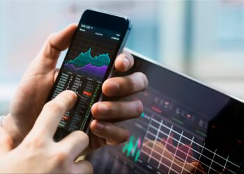 Person looking for stock market smatphone app | FintechZoom