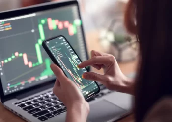 Person on trading | FintechZoom
