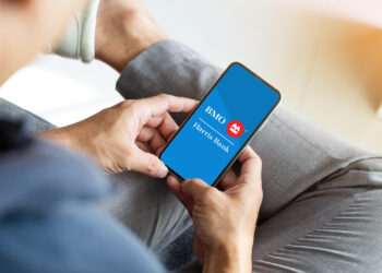 Man using BMO Harris bank app | FintechZoom