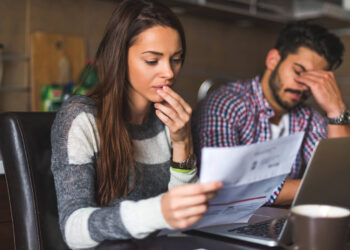 Couple looking desperate for bills to pay | FintechZoom