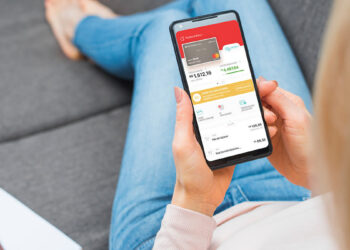 Woman using app of Santander Online | FintechZoom