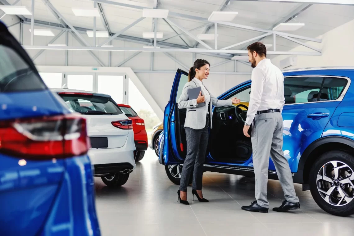 Men buying a car | FintechZoom