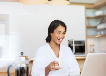 Woman blogger at home | FintechZoom