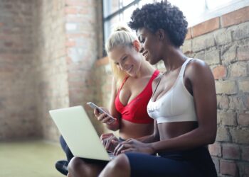 Sexy women on smartphone | FintechZoom