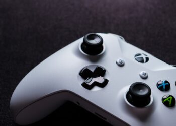 White Xbox One Game Controller | FintechZoom