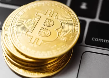 The Risks and Rewards of Investing in Bitcoin | FintechZoom