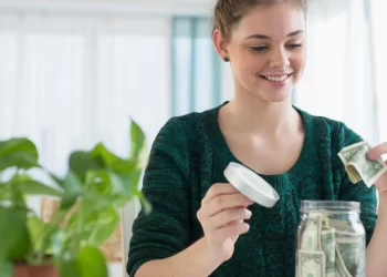 Young Person Invest Money | FintechZoom