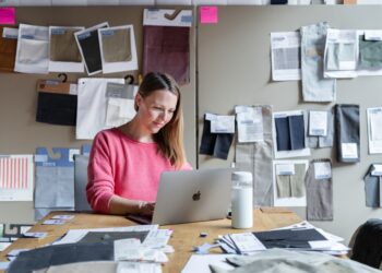 A businesswoman working in an office | FintechZoom