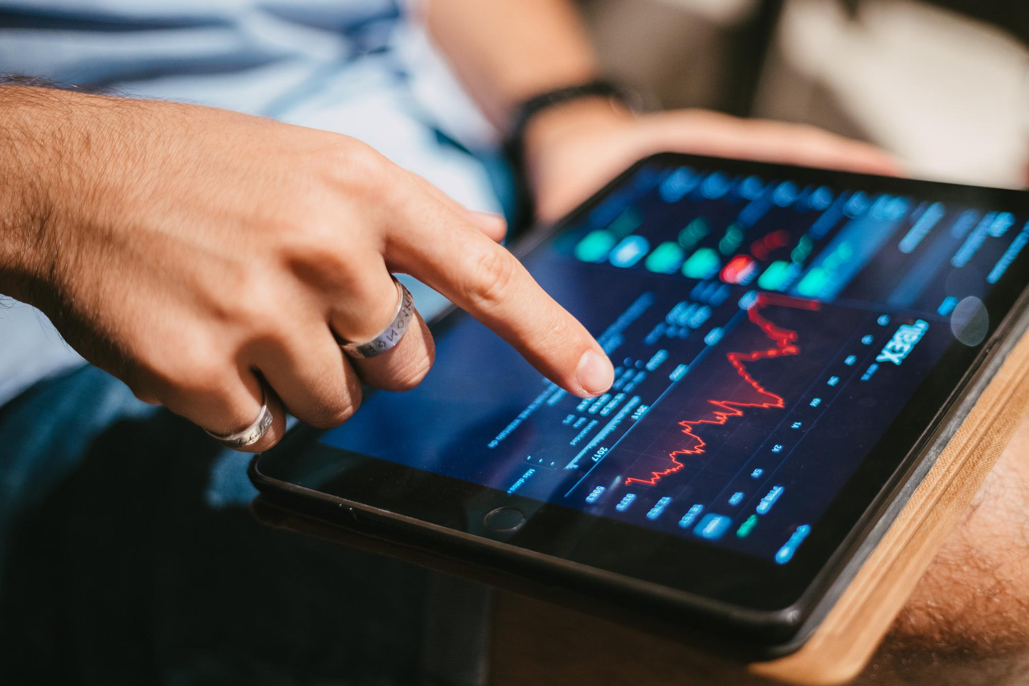 From Market Buzz to Portfolio Data: How Investors Can Track Assets More Strategically